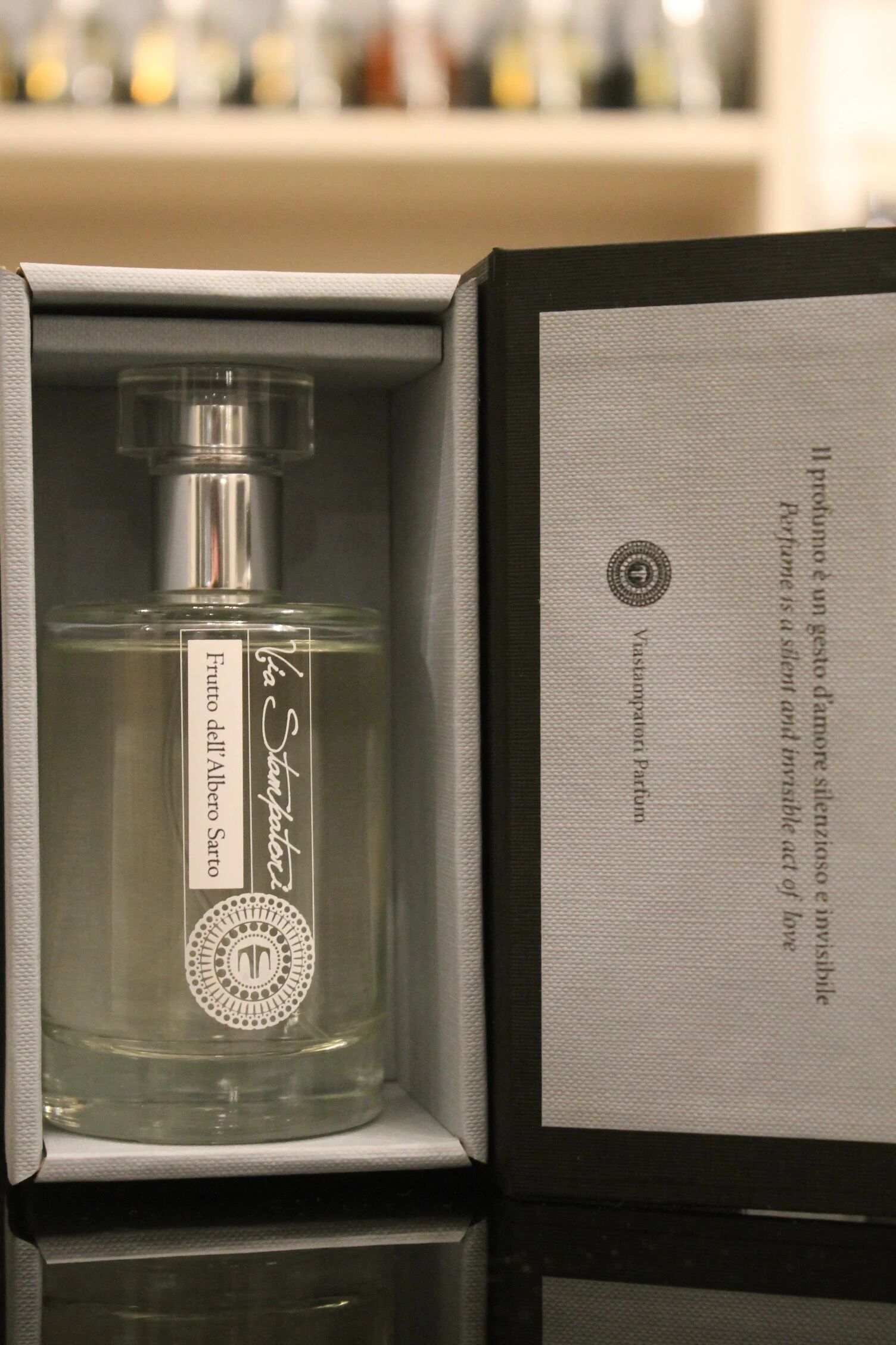 عطر ادکلن فروتو دل آلبرو سارتو ویا استامپاتوری - Frutto dell'Albero Sarto Via Stampatori - بررسی، قیمت و خرید