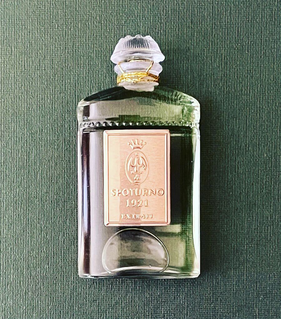عطر ادکلن اسپوتورنو ۱۹۲۱ له وویاژر اسپوتورنو - Spoturno 1921 Le Voyageur Spoturno - بررسی، قیمت و خرید