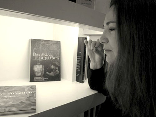 عطر ادکلن رز ایشتار رانیا جِی - Rose Ishtar Rania J - بررسی، قیمت و خرید