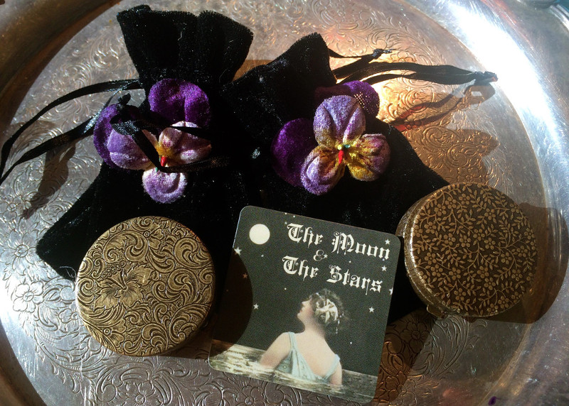 عطر ادکلن د مون اند د استارز ولوت اند سوییت پیس پرفیومری - The Moon & the Stars Velvet & Sweet Pea’s Purrfumery - بررسی، قیمت و خرید