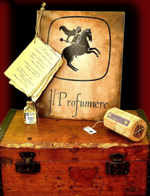 عطر ادکلن امی‌ر ایلفروفیومه‌ره - Amyr Il Profumiere - بررسی، قیمت و خرید