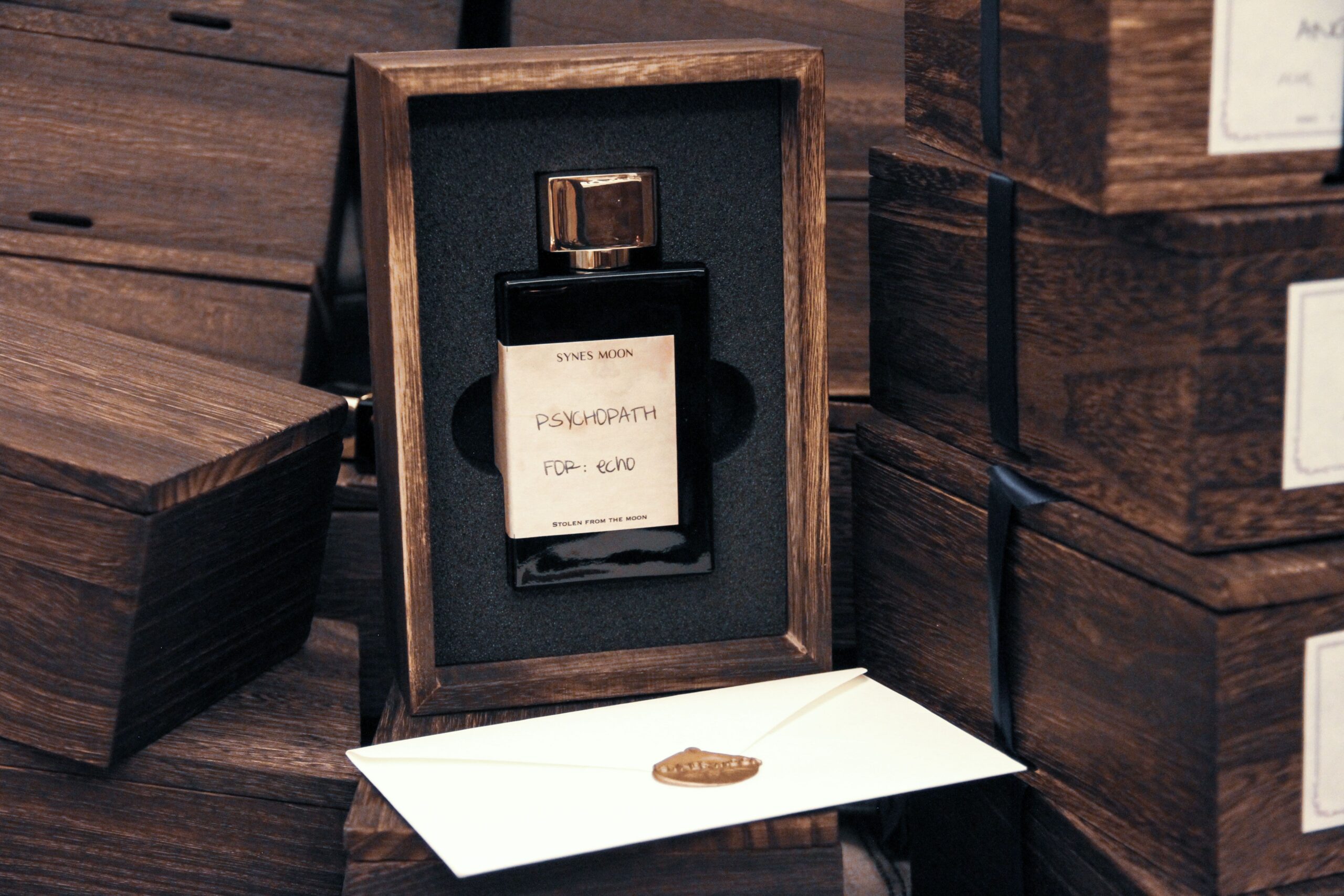 عطر ادکلن سایکопат ساینس مون - Psychopath 冷血动物 Synes Moon 偷自月亮 - بررسی، قیمت و خرید