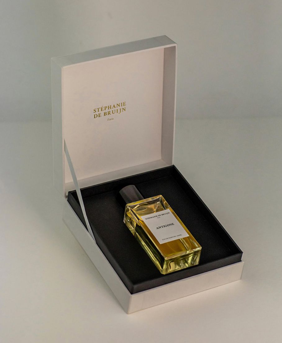 عطر ادکلن آنتیگون استفانی دو بروین - پرفیوم سور مژور - Antigone Stéphanie de Bruijn - Parfum sur Mesure - بررسی، قیمت و خرید