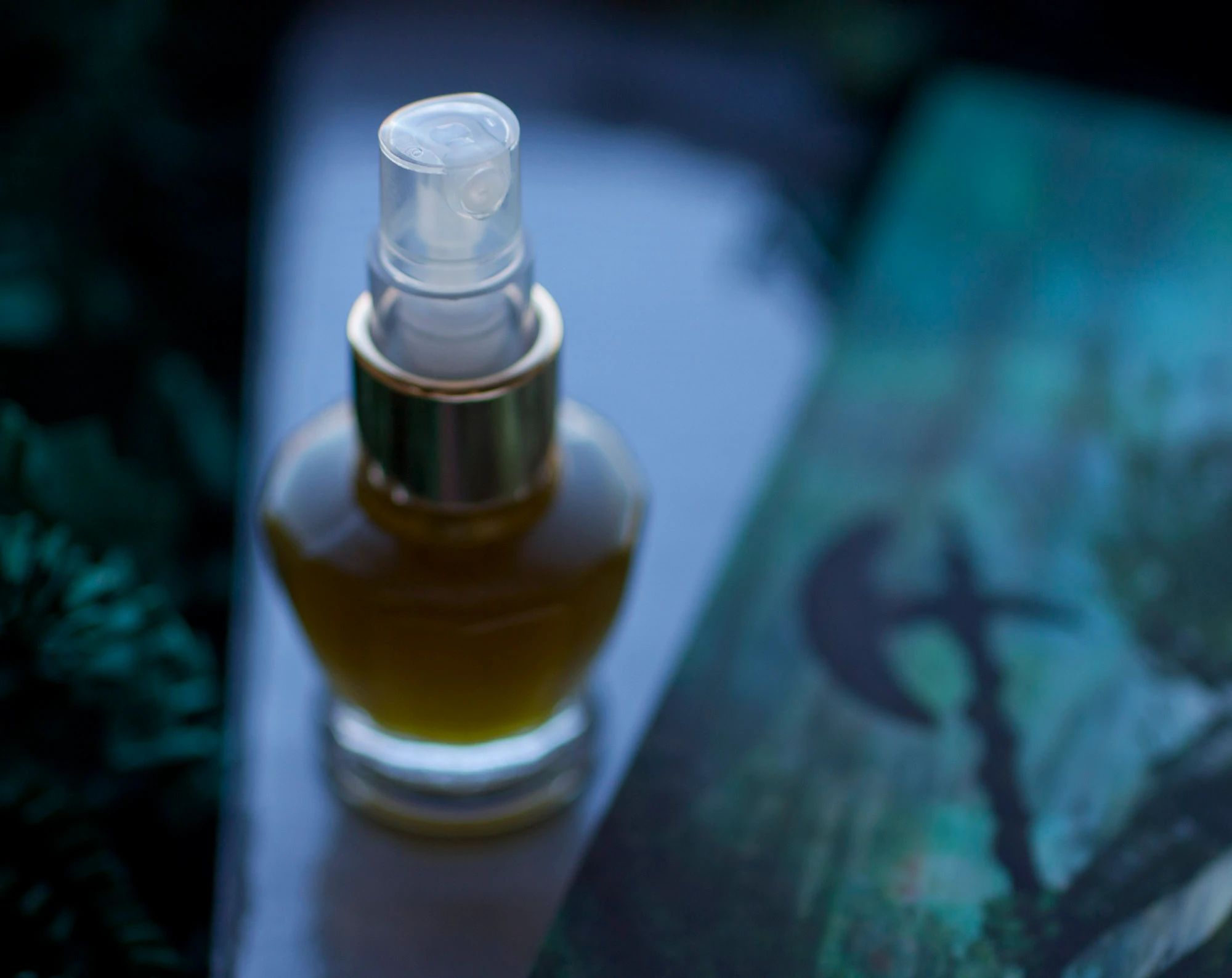 عطر ادکلن د گرین نایت رکسانا ایلومی‌نیتد پرفیوم - The Green Knight Roxana Illuminated Perfume - بررسی، قیمت و خرید