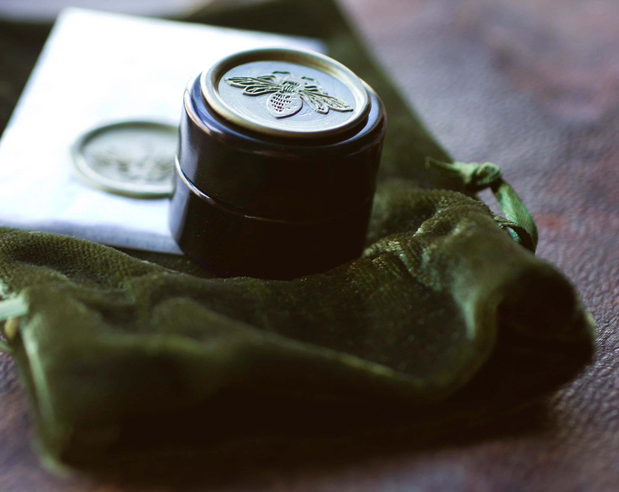 عطر ادکلن د گرین نایت رکسانا ایلومی‌نیتد پرفیوم - The Green Knight Roxana Illuminated Perfume - بررسی، قیمت و خرید