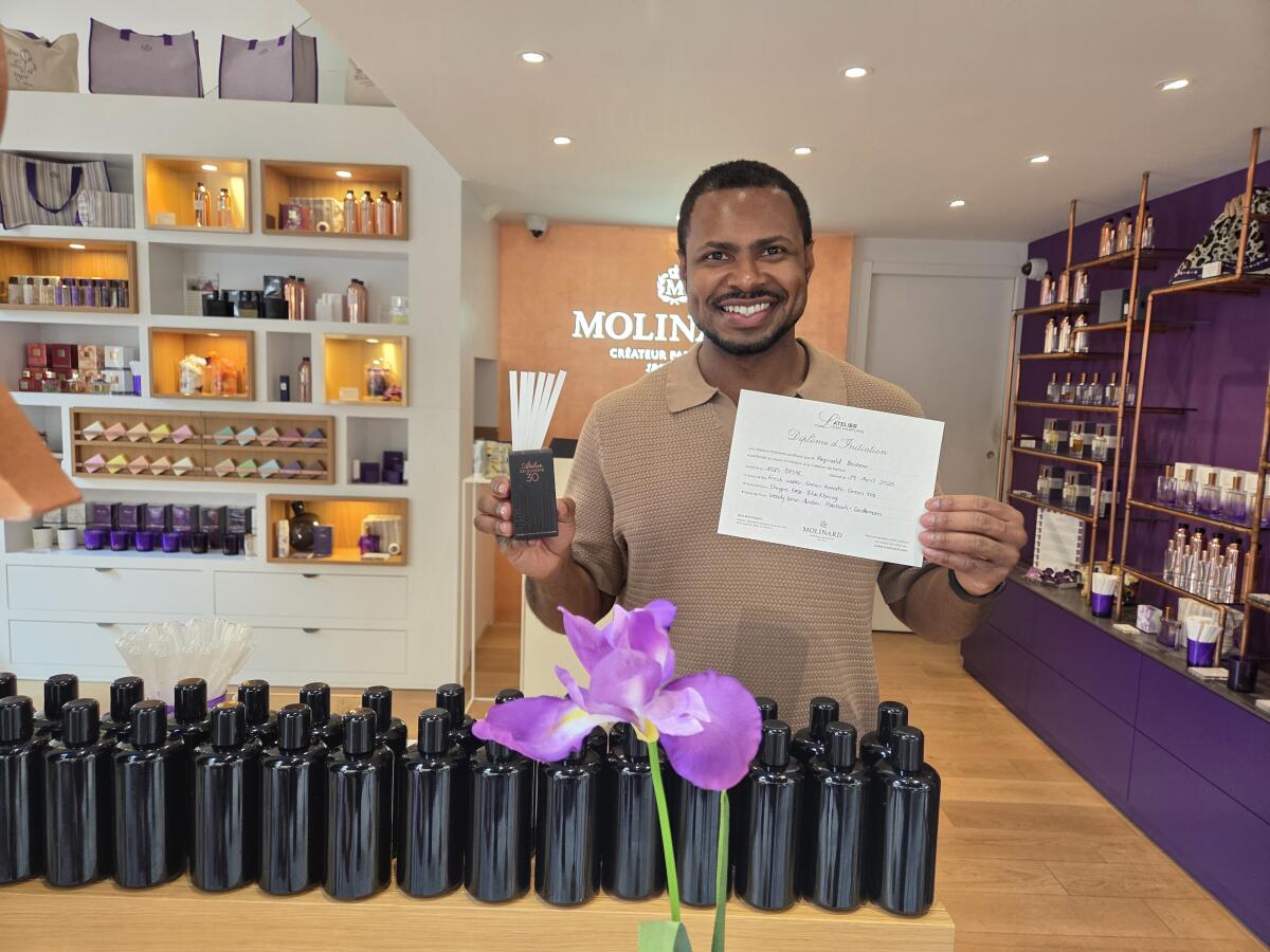 عطر ادکلن آیریس آردنت مولینارد - Iris Ardent Molinard - بررسی، قیمت و خرید