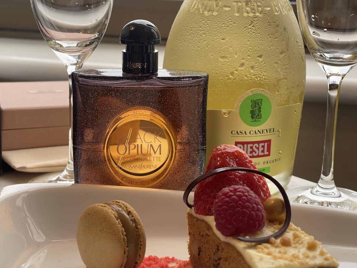 عطر ادکلن بلک اوپیوم او دو تویلت ایو سن لوران - Black Opium Eau de Toilette (2018) Yves Saint Laurent - بررسی، قیمت و خرید