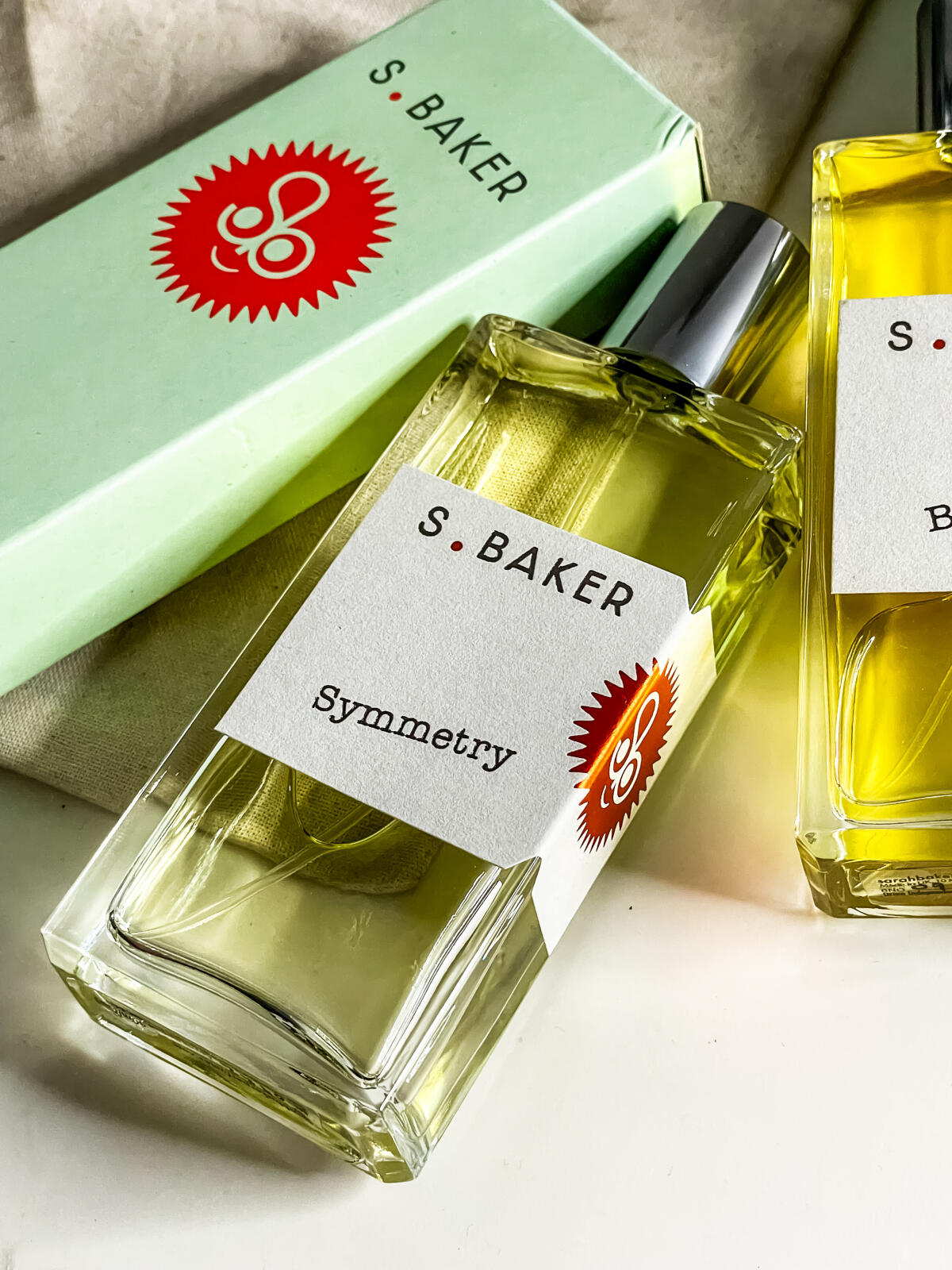 عطر ادکلن سیمتری سارا بیکر پرفیومز - Symmetry Sarah Baker Perfumes - بررسی، قیمت و خرید