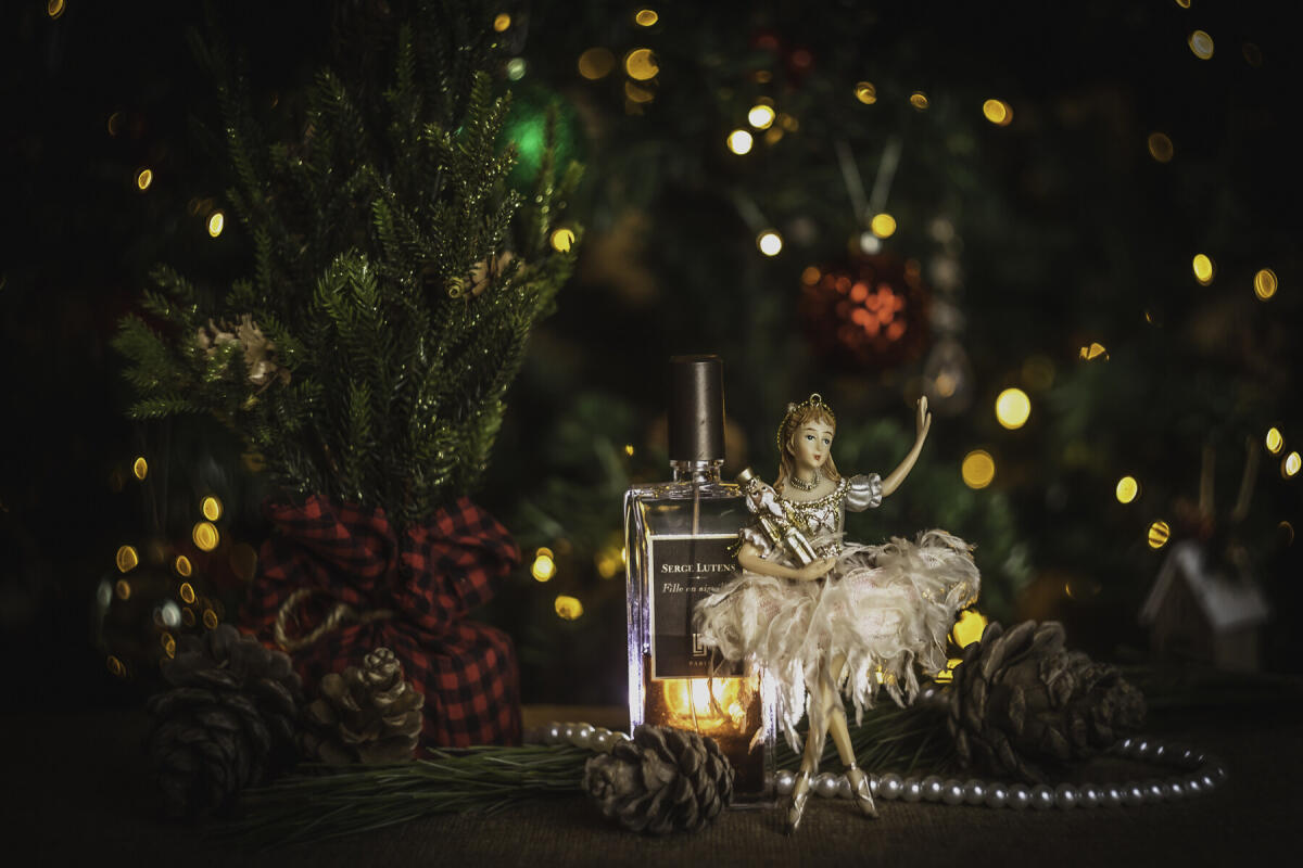 عطر ادکلن فی ان آگوی سرژ لوتنز - Fille en Aiguilles Serge Lutens - بررسی، قیمت و خرید