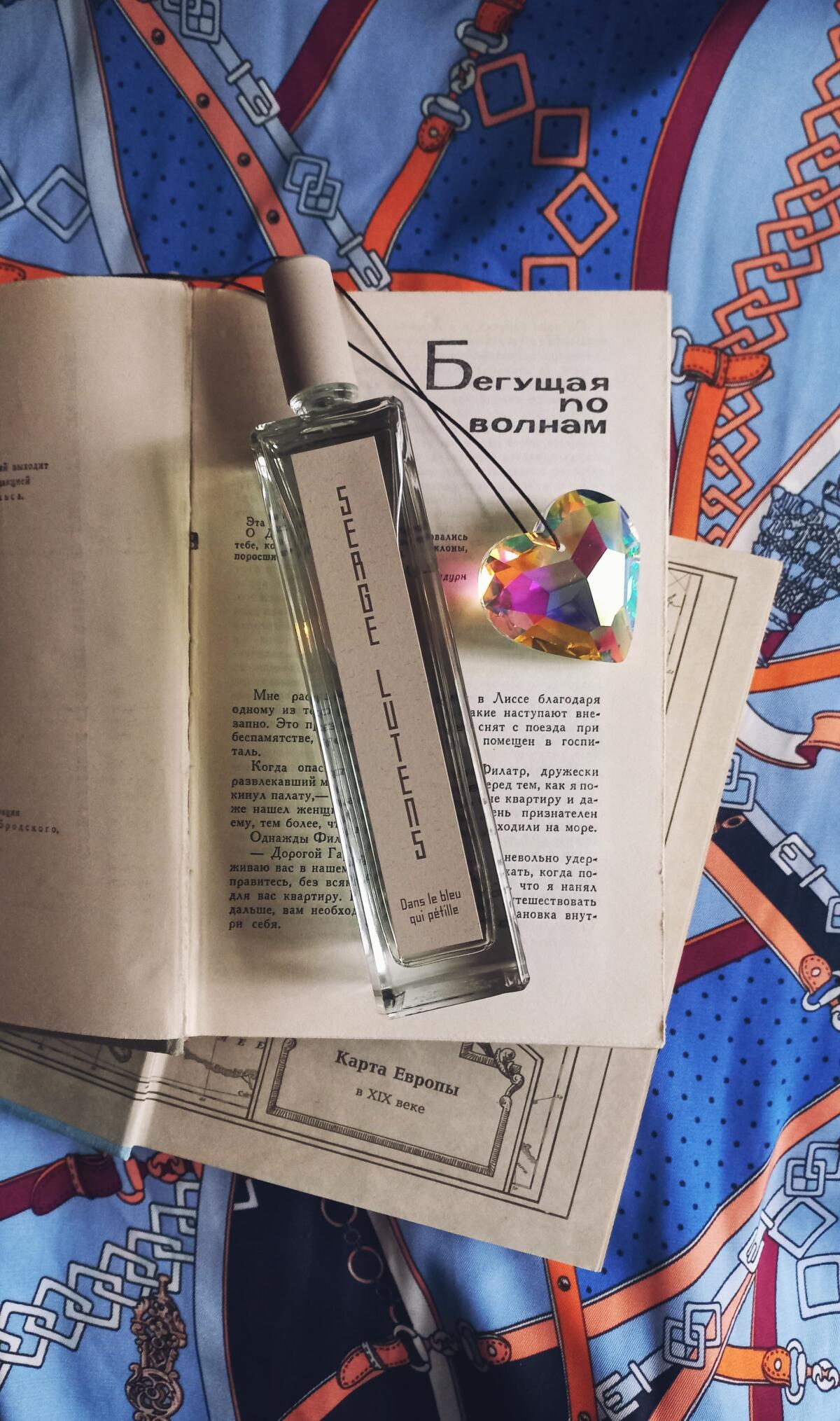 عطر ادکلن دان له بلو کی پتَیل سرج لوتنس - Dans Le Bleu Qui Pétille Serge Lutens - بررسی، قیمت و خرید