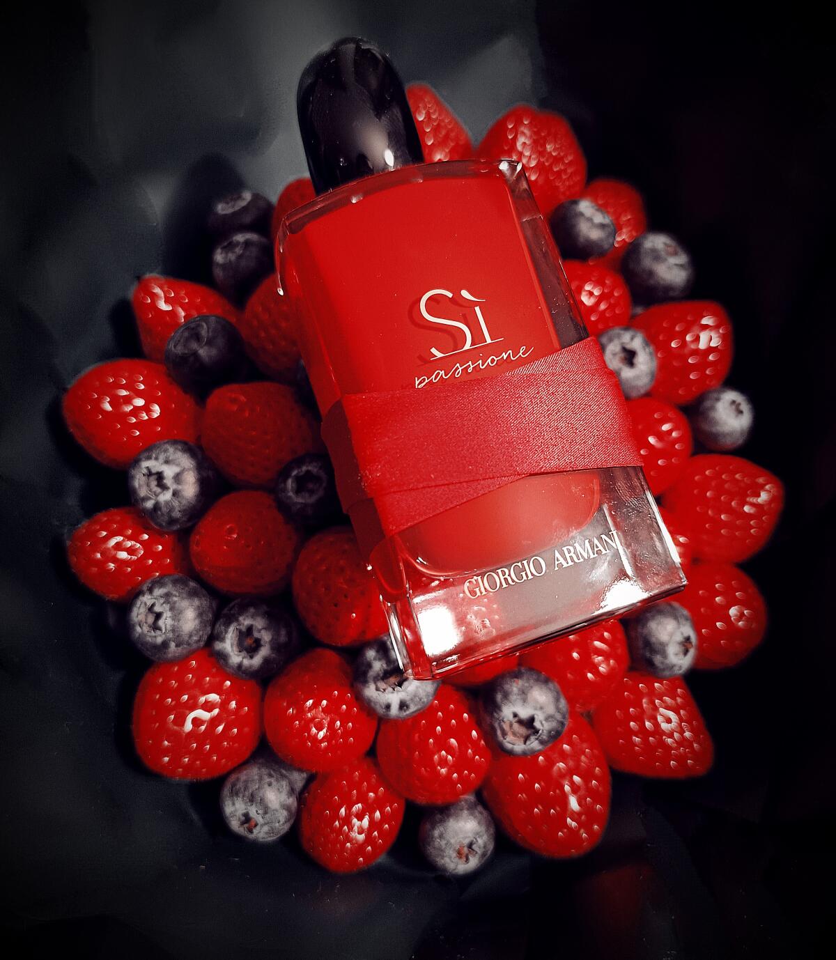 عطر ادکلن سی پَسیونه رِد مایسترو جیورجیو آرمانی - Sì Passione Red Maestro Giorgio Armani - بررسی، قیمت و خرید