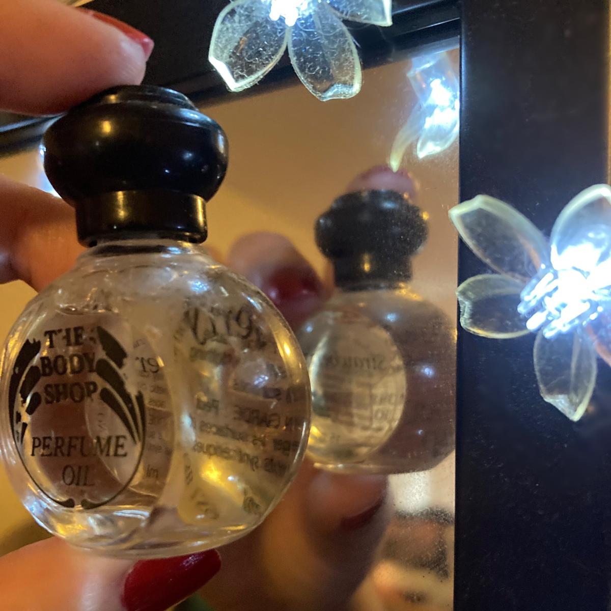 عطر ادکلن استراوبرری پرفیوم اویل دی بادی شاپ - Strawberry Perfume Oil The Body Shop - بررسی، قیمت و خرید