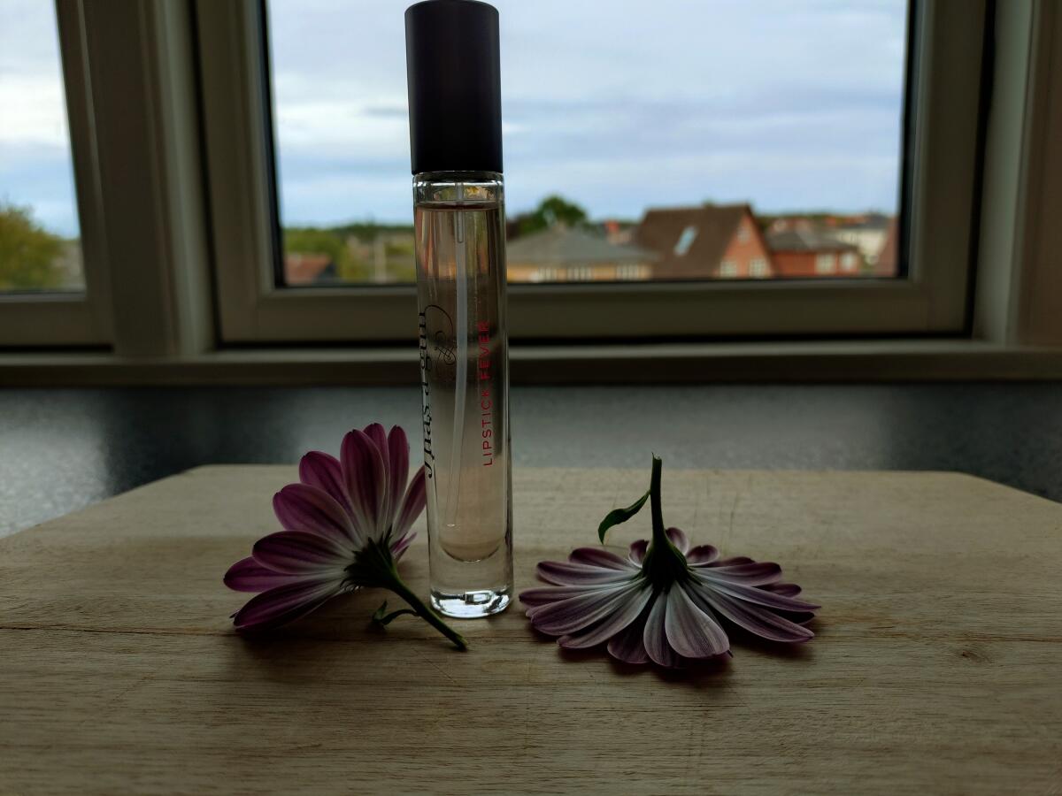 عطر ادکلن لیپ‌استیک فیور جولیت هاز ا گان - Lipstick Fever Juliette Has A Gun - بررسی، قیمت و خرید