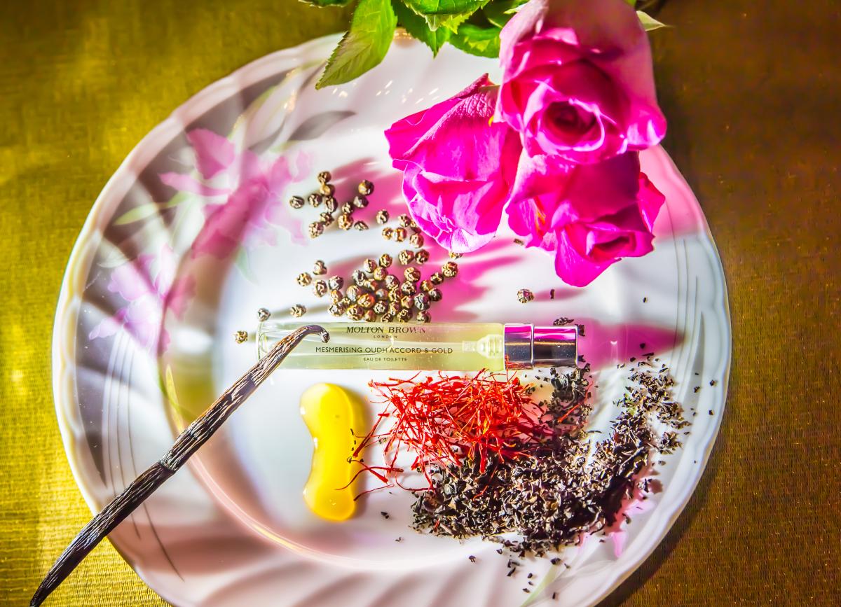 عطر ادکلن مسمریسینگ عود آکورد اند گلد ادو پرفیوم مُلتون براون - Mesmerising Oudh Accord & Gold Eau de Parfum Molton Brown - بررسی، قیمت و خرید