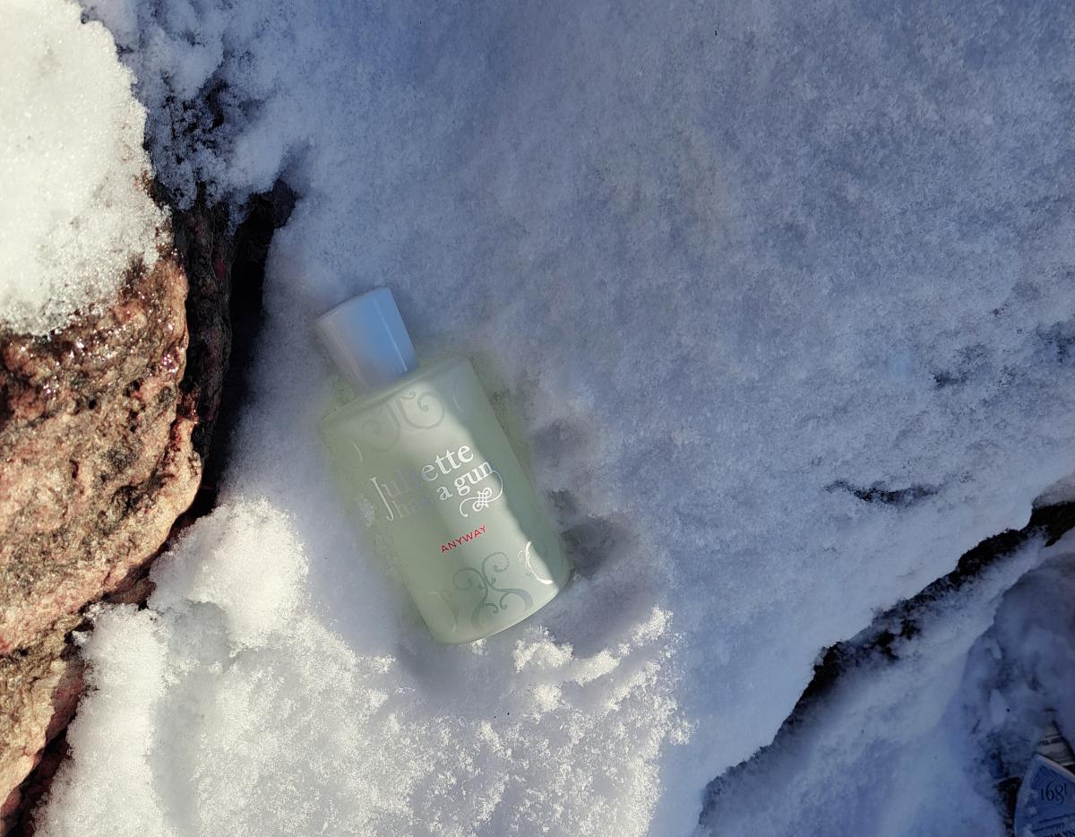 عطر ادکلن انیوی جولیت هز ای گان - Anyway Juliette Has A Gun - بررسی، قیمت و خرید