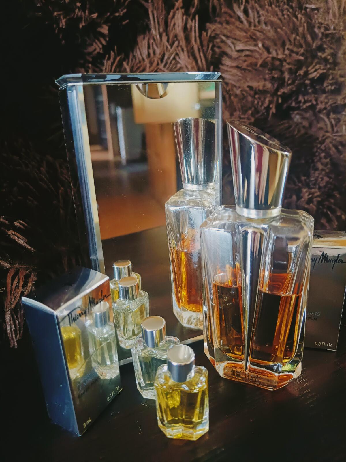 عطر ادکلن میرور میرور کالکشن - میرور دس سیکرتس موگلر - Mirror Mirror Collection - Miroir des Secrets Mugler - بررسی، قیمت و خرید