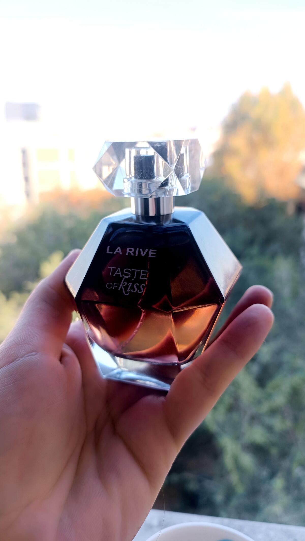 عطر ادکلن تیست آو کیس لاریو - Taste of Kiss La Rive - بررسی، قیمت و خرید