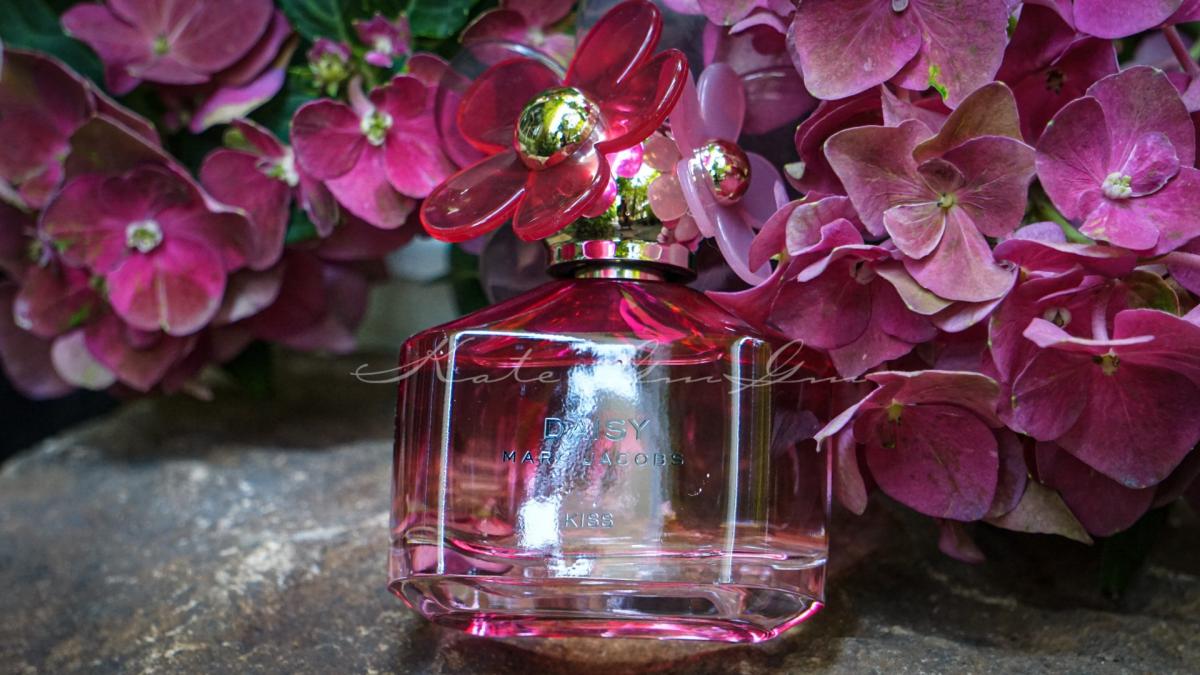 عطر ادکلن دیزی کیس. مارک جیکوبز - Daisy Kiss Marc Jacobs - بررسی، قیمت و خرید