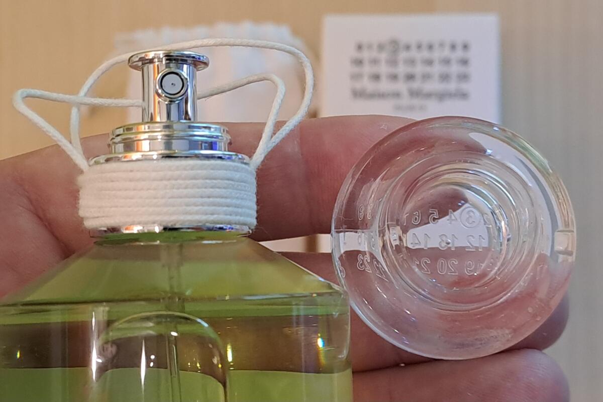 عطر ادکلن آنتایتلد مِیزُن مارتین مارژلا - (untitled) Maison Martin Margiela - بررسی، قیمت و خرید