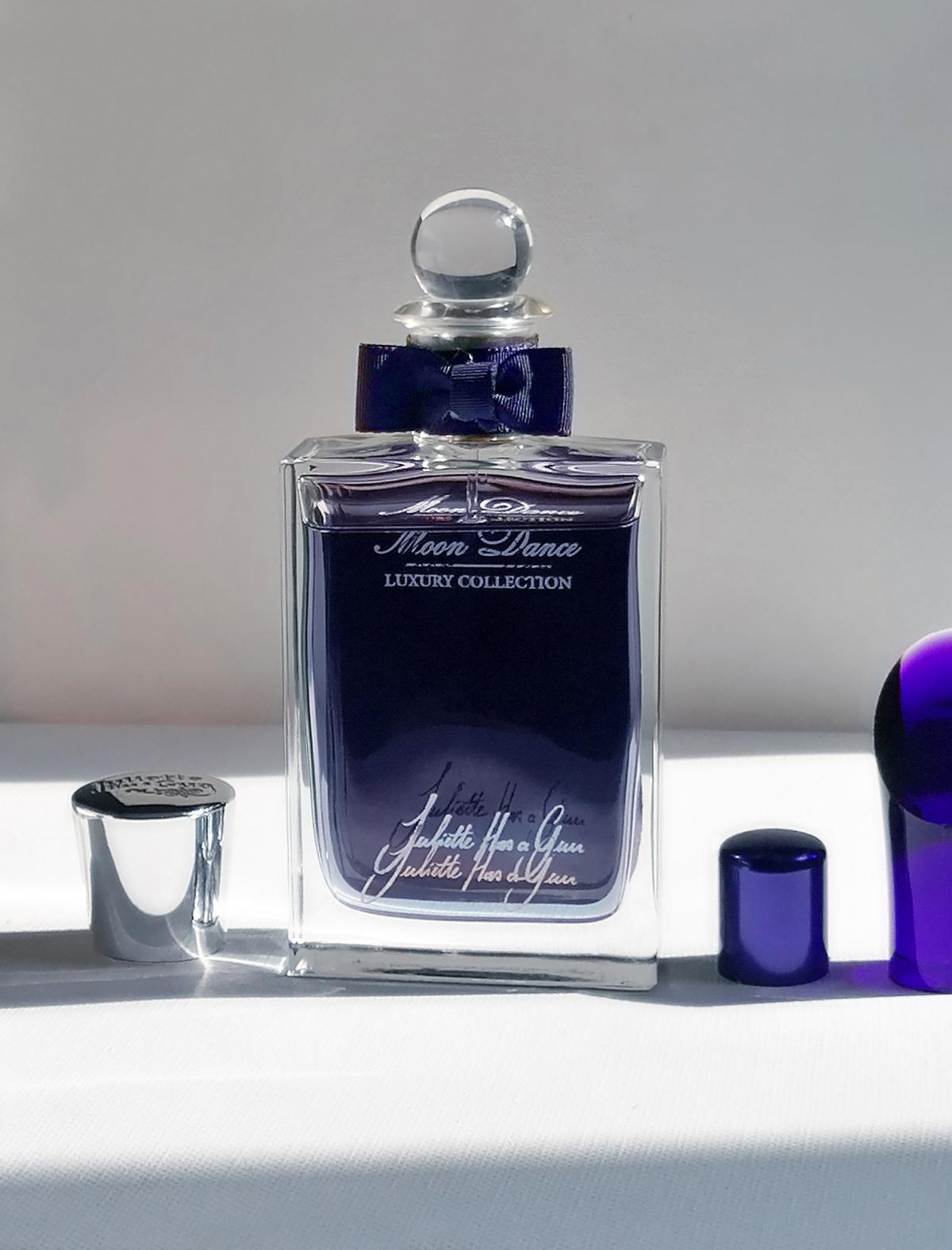 عطر ادکلن مون دنس جولیت هز اِ گان - Moon Dance Juliette Has A Gun - بررسی، قیمت و خرید