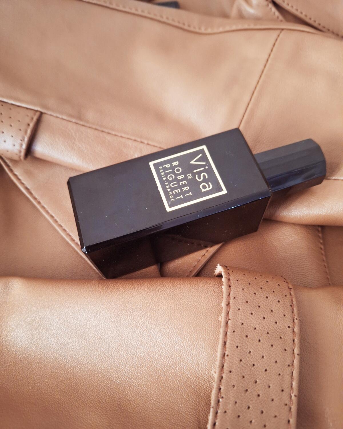 عطر ادکلن ویزا دو هزار و هفت رابرت پیگه - Visa 2007 Robert Piguet - بررسی، قیمت و خرید