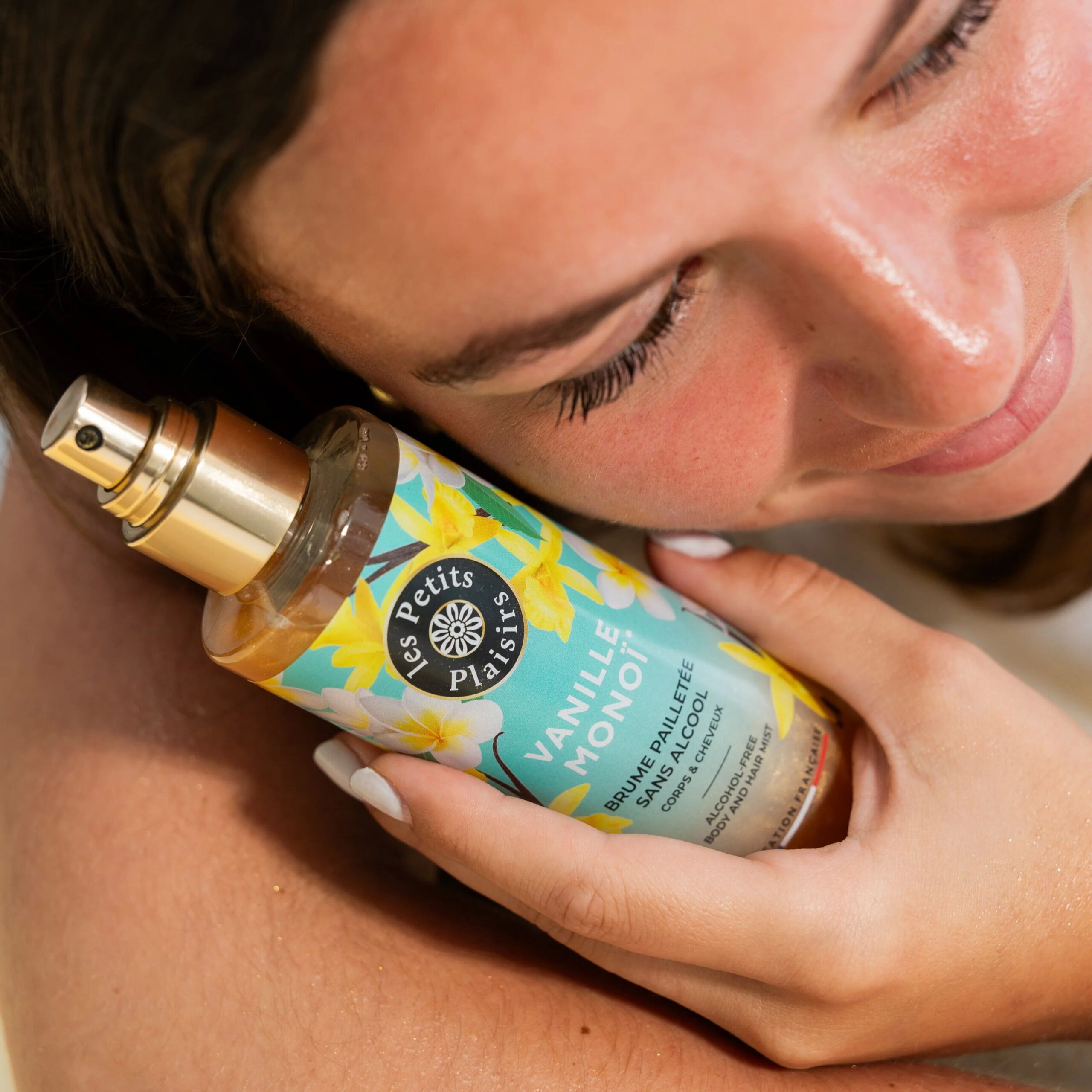 عطر ادکلن بریم پایلیته وانیل منوئی لُ پتیت پِلِزیغ - Brume Pailletée Vanille Monoï Les Petits Plaisirs - بررسی، قیمت و خرید