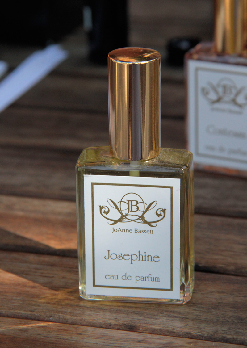 عطر ادکلن جوزفین جوآن باست - Josephine JoAnne Bassett - بررسی، قیمت و خرید