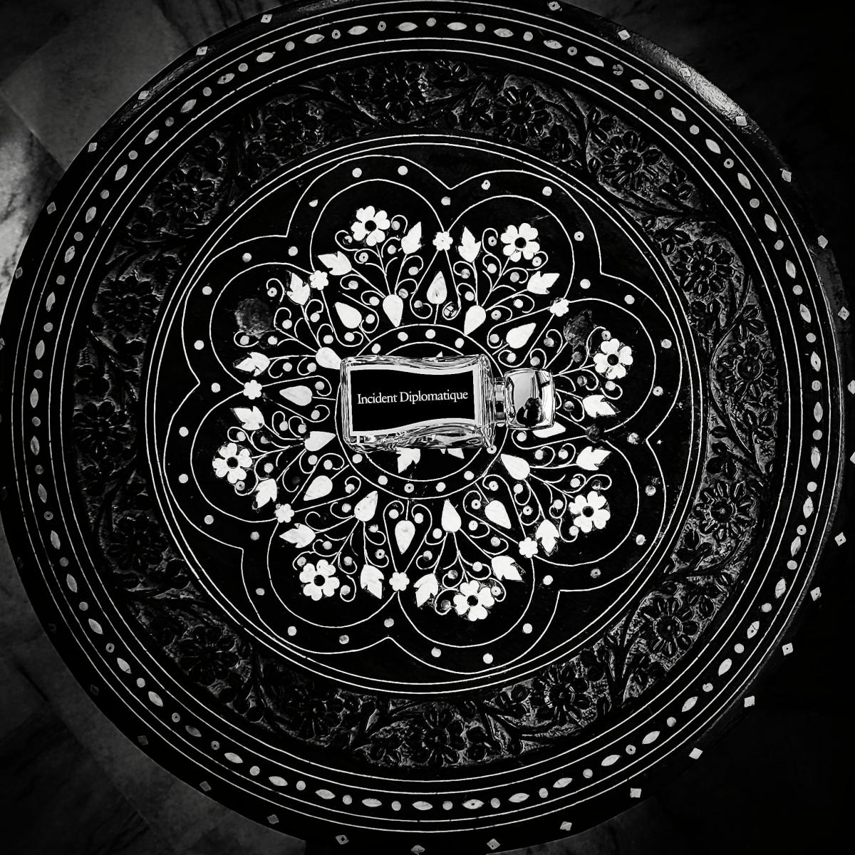 عطر ادکلن اینسی‌دنت دیپلماتیک ژووی پاریس - Incident Diplomatique Jovoy Paris - بررسی، قیمت و خرید