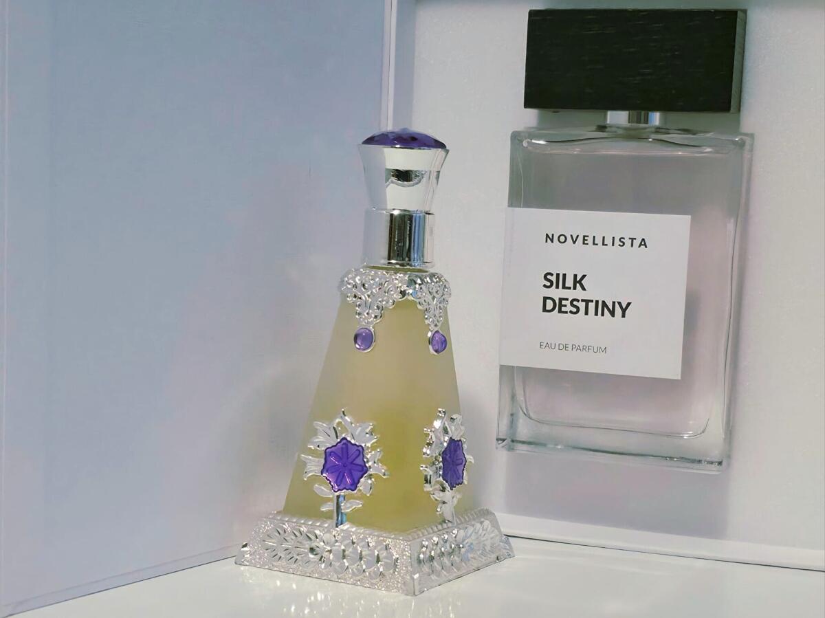 عطر ادکلن سیلک دستینی نوولیستا - Silk Destiny Novellista - بررسی، قیمت و خرید