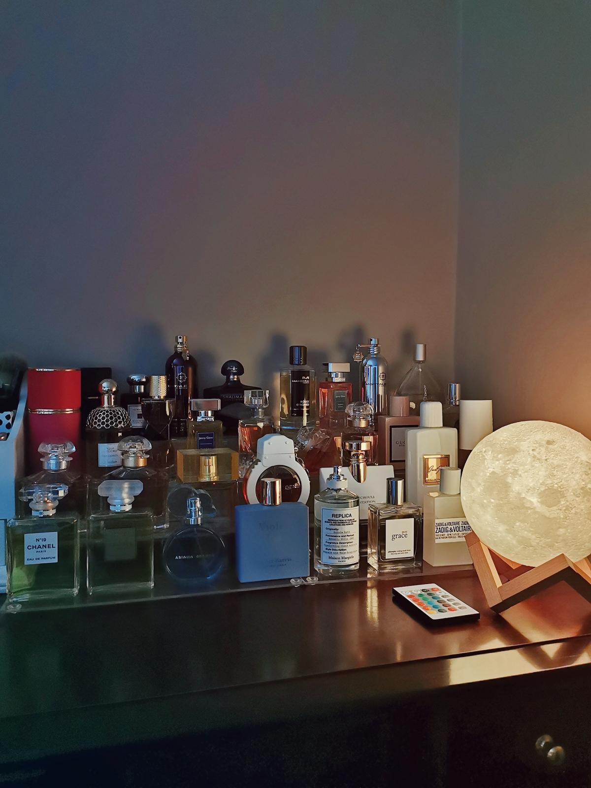 عطر ادکلن وایولت آیدا میلهاریس - Violet Ida Miller Harris - بررسی، قیمت و خرید