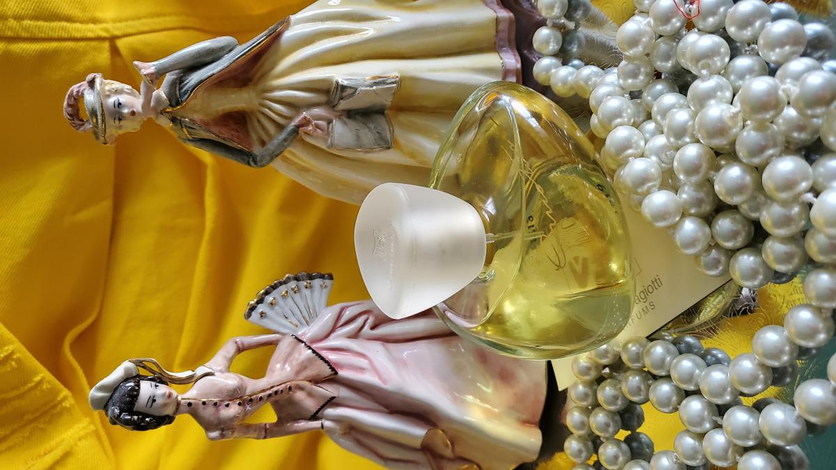 عطر ادکلن ایموشن لورا بیاجوتی - Emotion Laura Biagiotti - بررسی، قیمت و خرید