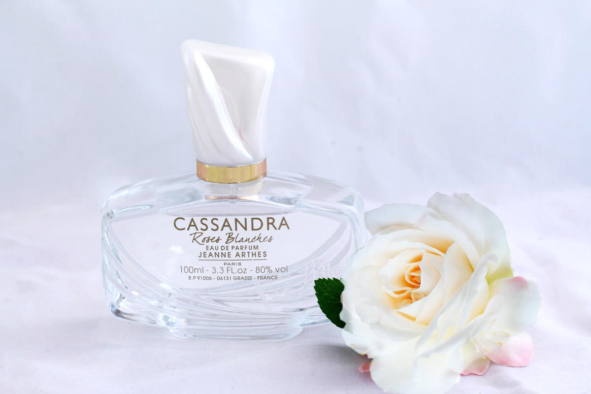 عطر ادکلن کاساندرا رز بلانش ژان آرتس - Cassandra Roses Blanches Jeanne Arthes - بررسی، قیمت و خرید