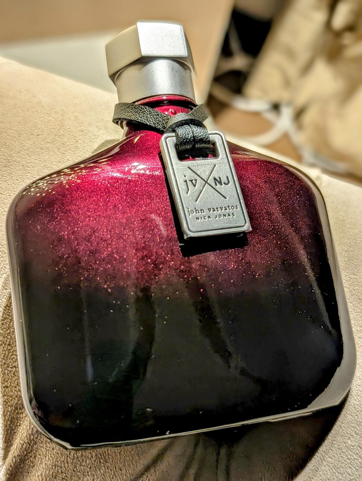 عطر ادکلن جی وی ضربدر ان جی کریمسون جان وارواتوس - JV x NJ Crimson John Varvatos - بررسی، قیمت و خرید