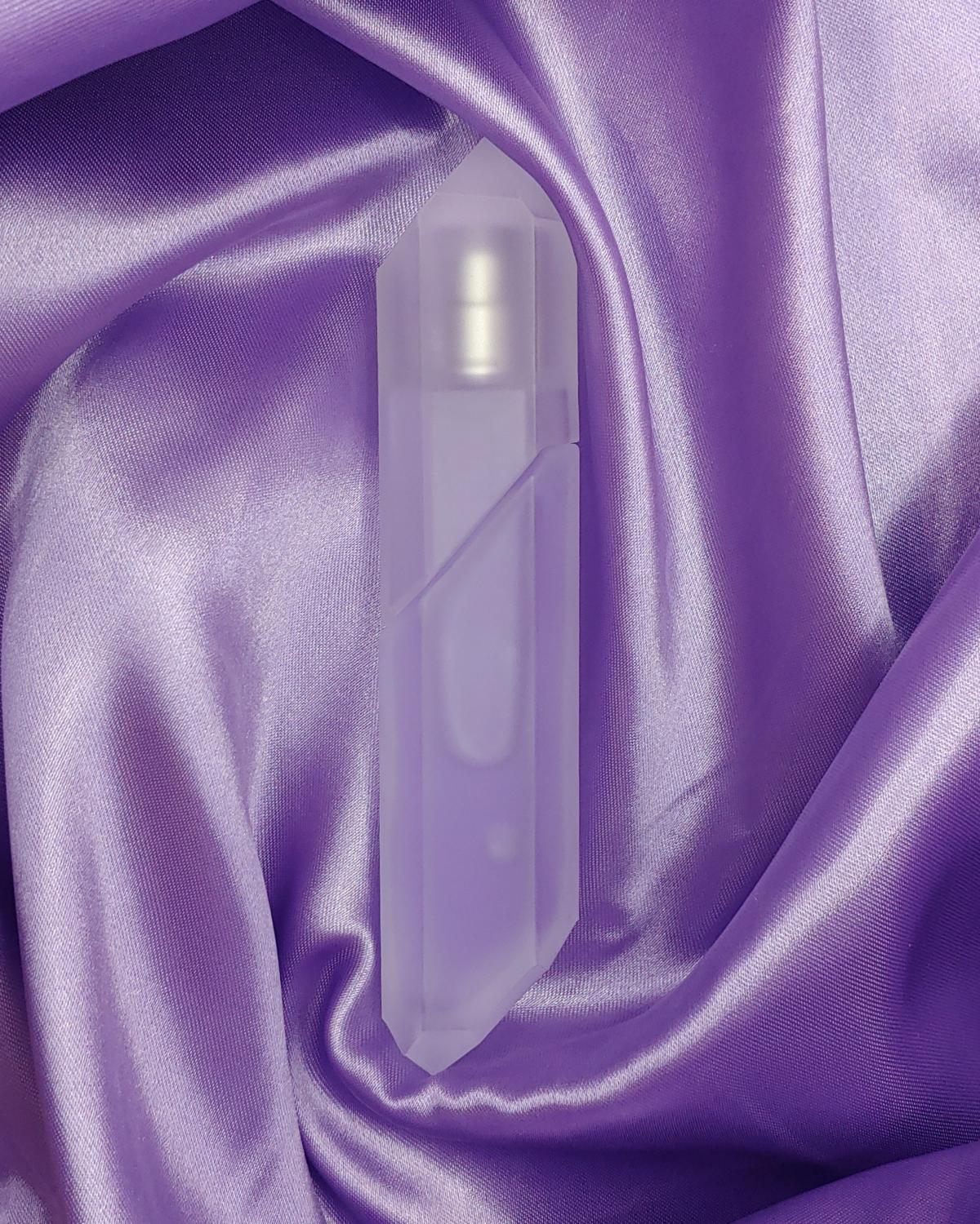 عطر ادکلن کریستال ویولت ماسک کِی‌کِی‌دابْل‌یو فریگْرَنْس - Crystal Violet Musk KKW Fragrance - بررسی، قیمت و خرید