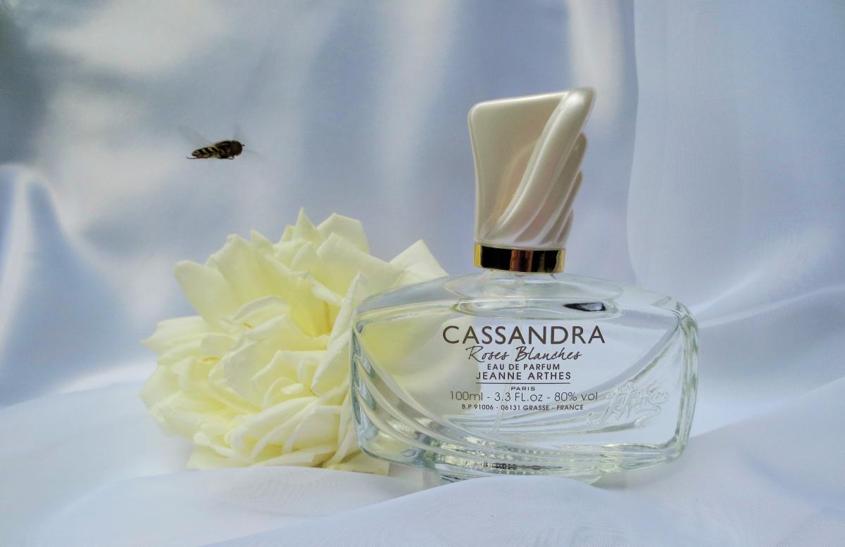 عطر ادکلن کاساندرا رز بلانش ژان آرتس - Cassandra Roses Blanches Jeanne Arthes - بررسی، قیمت و خرید