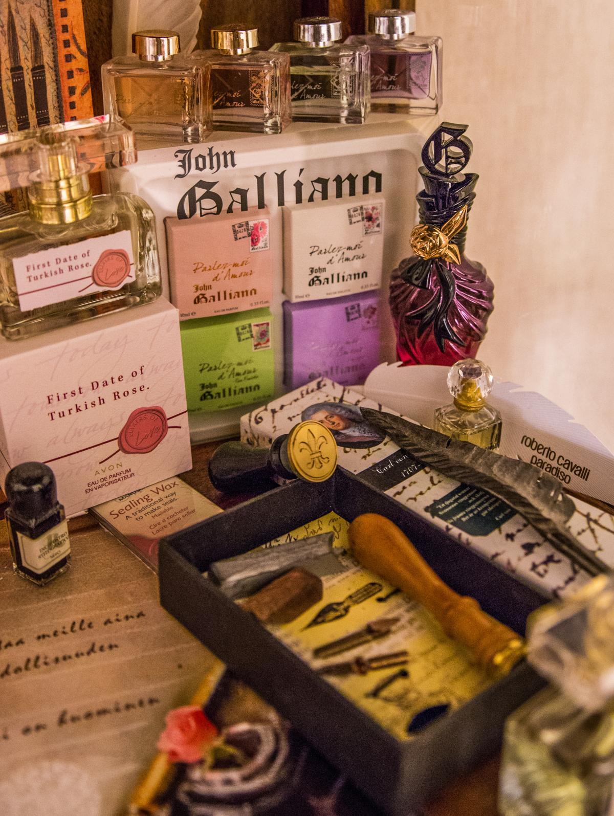 عطر ادکلن پغله موع دَ آموق او دو پَغفوم جان گالیانو - Parlez-Moi d'Amour Eau de Parfum John Galliano - بررسی، قیمت و خرید