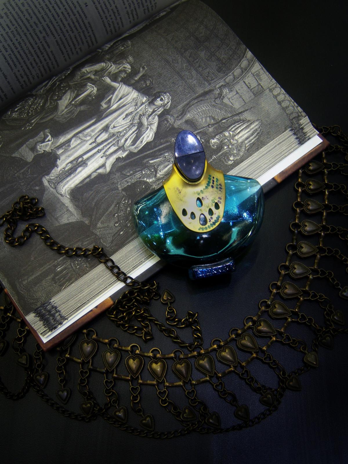 عطر ادکلن ولی‌دس‌روآ میرا تکلا - Vallee Des Rois Mira Takla - بررسی، قیمت و خرید