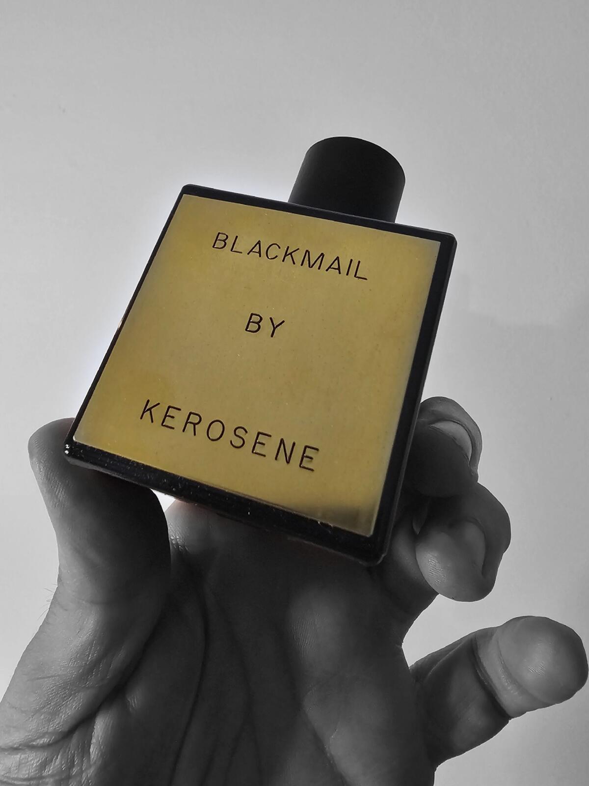 عطر ادکلن بلاک‌میل کروزین - Blackmail Kerosene - بررسی، قیمت و خرید