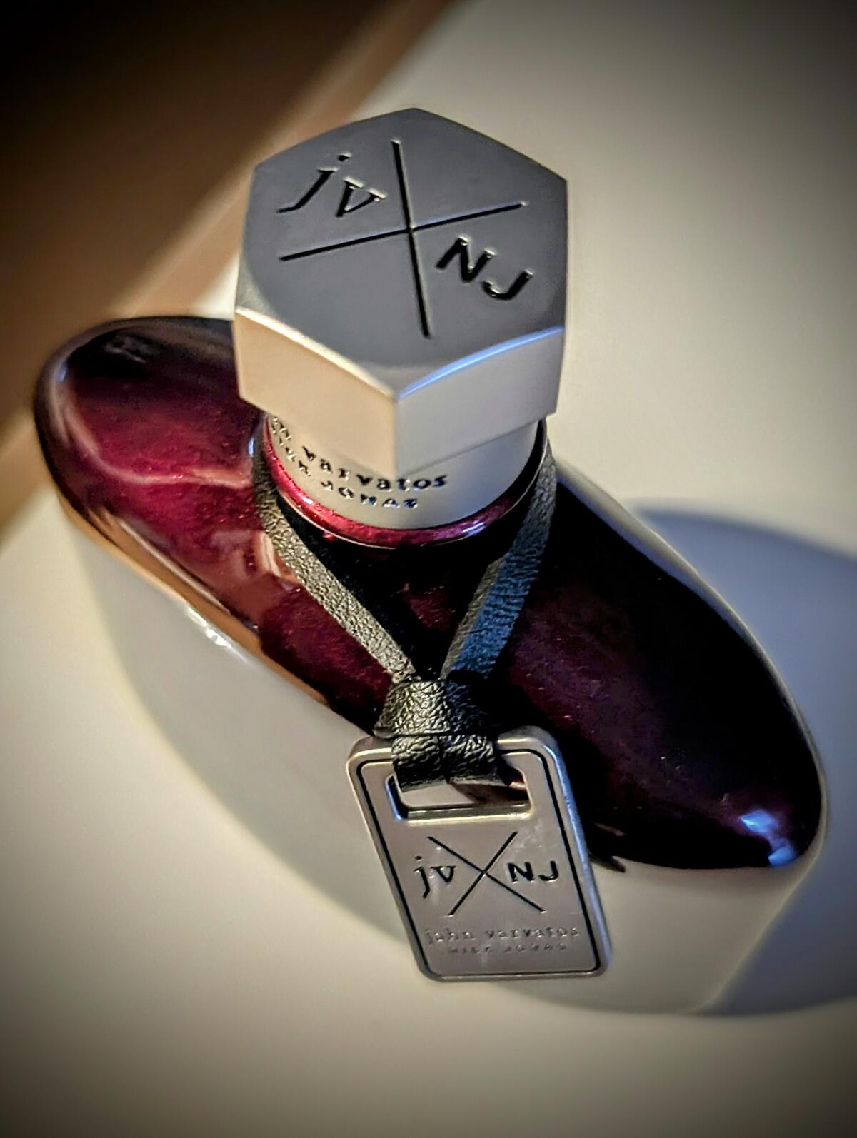 عطر ادکلن جی وی ضربدر ان جی کریمسون جان وارواتوس - JV x NJ Crimson John Varvatos - بررسی، قیمت و خرید