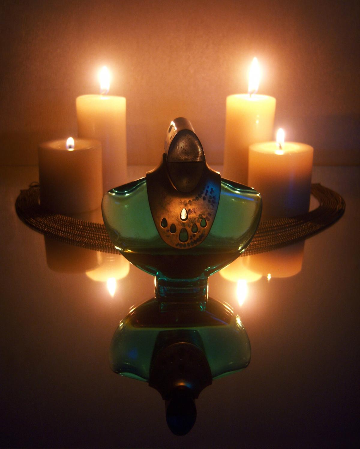 عطر ادکلن ولی‌دس‌روآ میرا تکلا - Vallee Des Rois Mira Takla - بررسی، قیمت و خرید