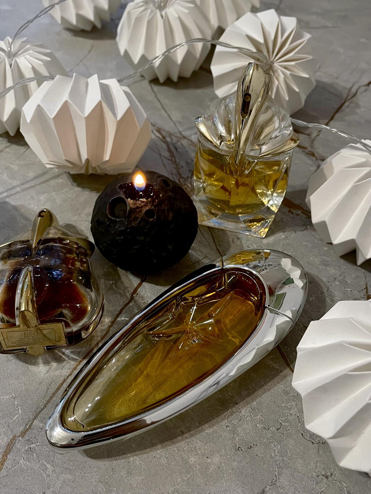 عطر ادکلن آلین اسنس ابسولو موگلر - Alien Essence Absolue Mugler - بررسی، قیمت و خرید