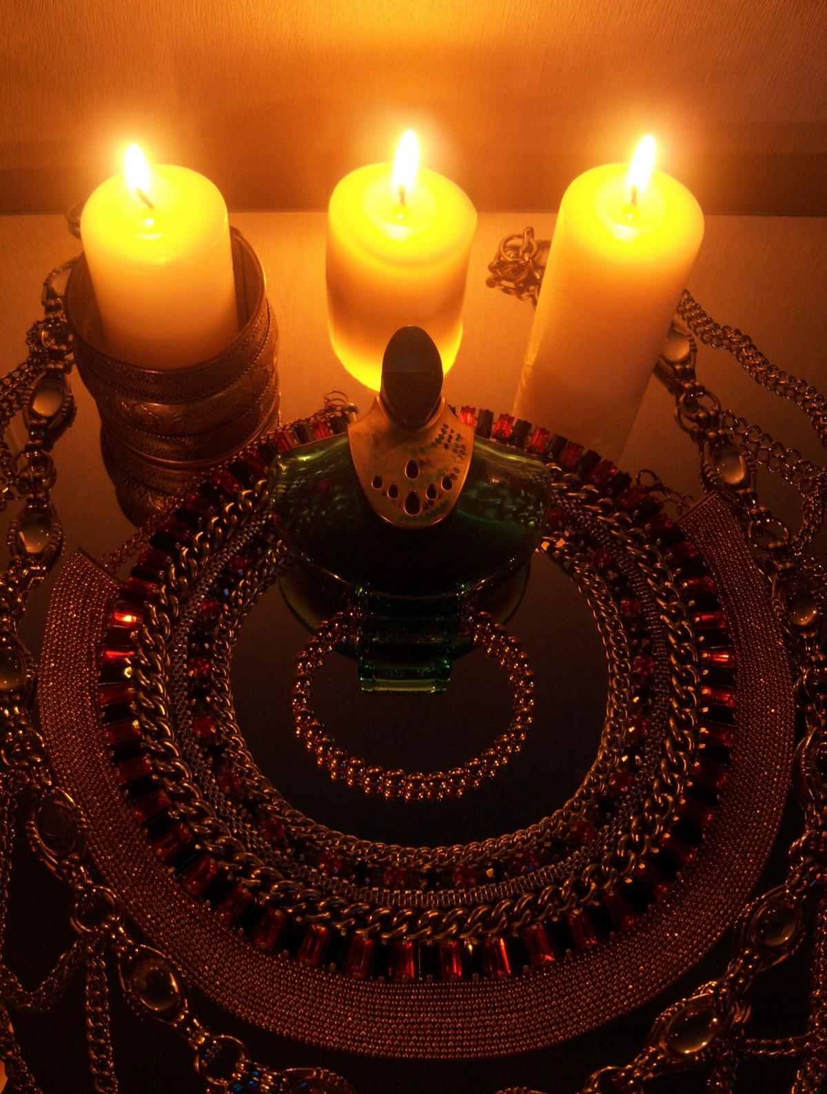 عطر ادکلن ولی‌دس‌روآ میرا تکلا - Vallee Des Rois Mira Takla - بررسی، قیمت و خرید