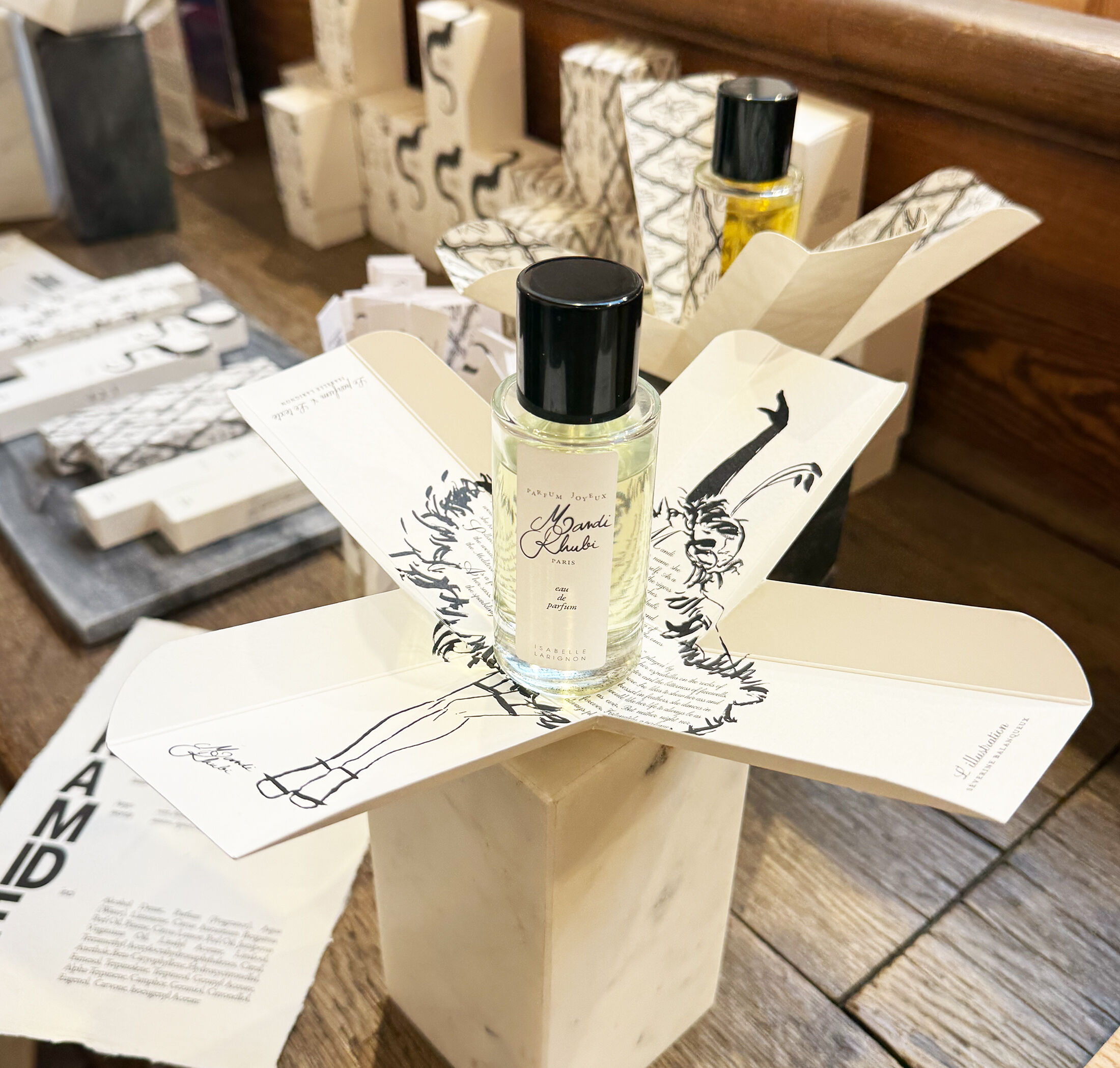 عطر ادکلن ماندی روبی ایزابل لاریگنون - Mandi Rhubi Isabelle Larignon - بررسی، قیمت و خرید