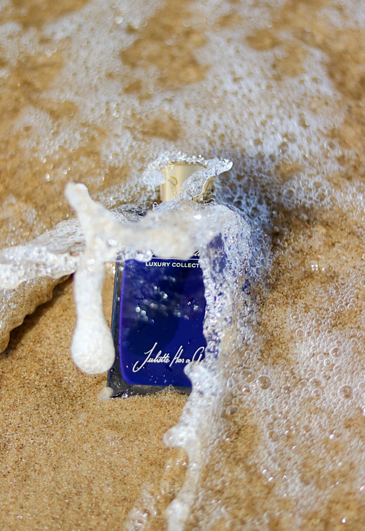 عطر ادکلن لیکویید ایلوژن ژولیت هز ا گان - Liquid Illusion Juliette Has A Gun - بررسی، قیمت و خرید