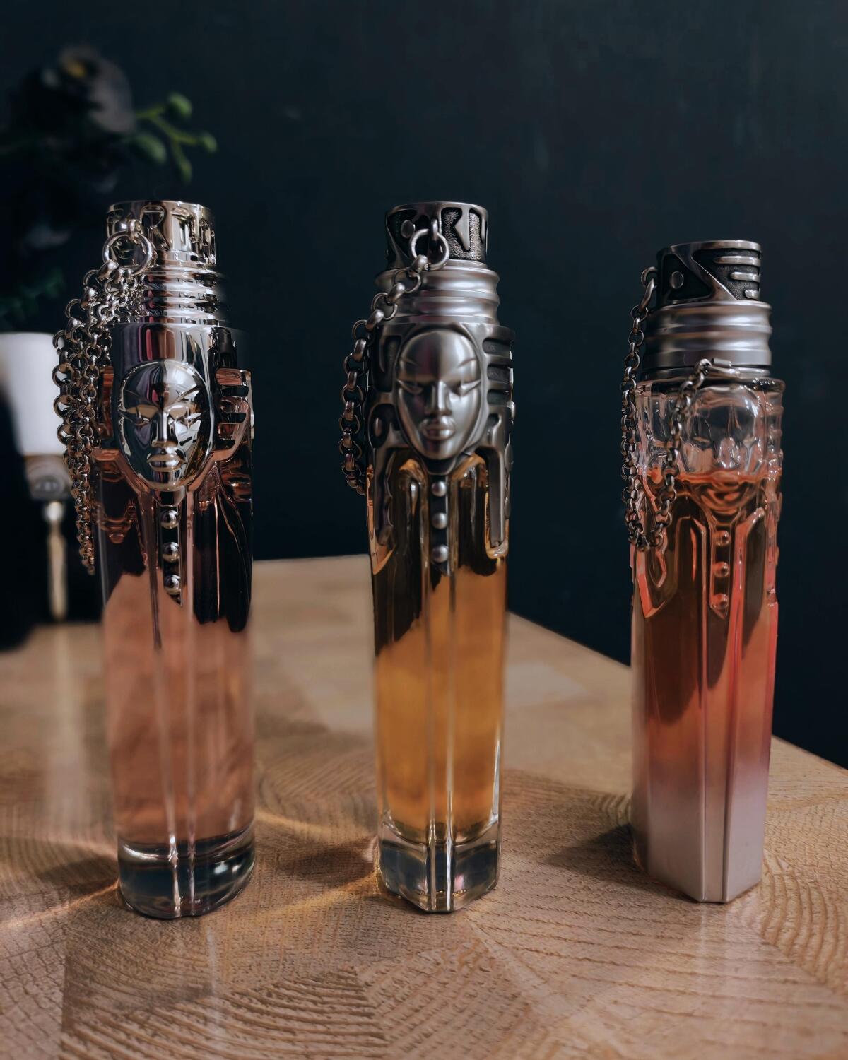 عطر ادکلن وومنیتی آکوا شیک ماگلر - Womanity Aqua Chic Mugler - بررسی، قیمت و خرید