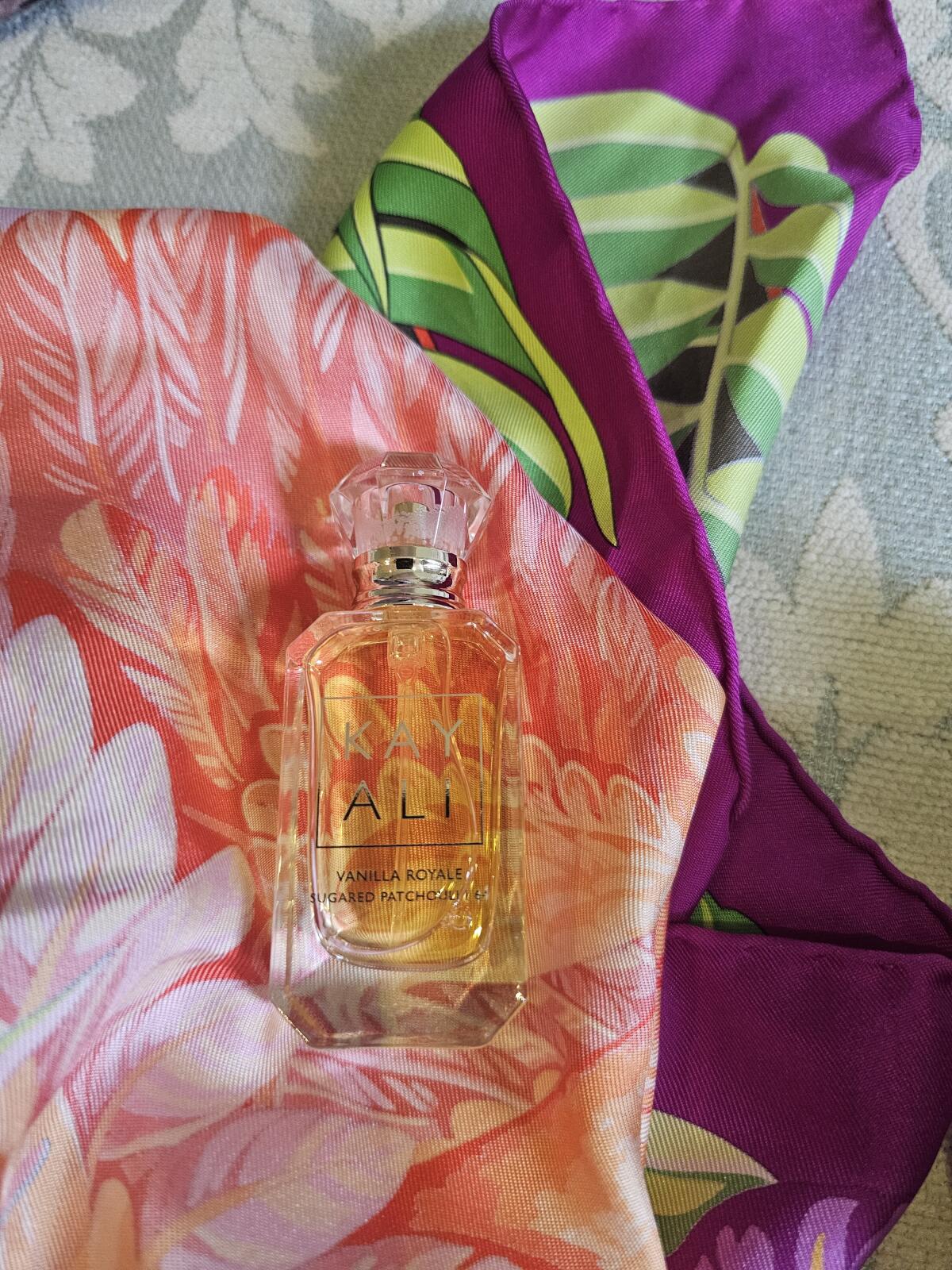 عطر ادکلن وانیلا رویال شوگرد پاچولی ۶۴ ادو پارفوم اینتنس کیالی فراگرنسس - Vanilla Royale Sugared Patchouli | 64 Eau De Parfum Intense Kayali Fragrances - بررسی، قیمت و خرید