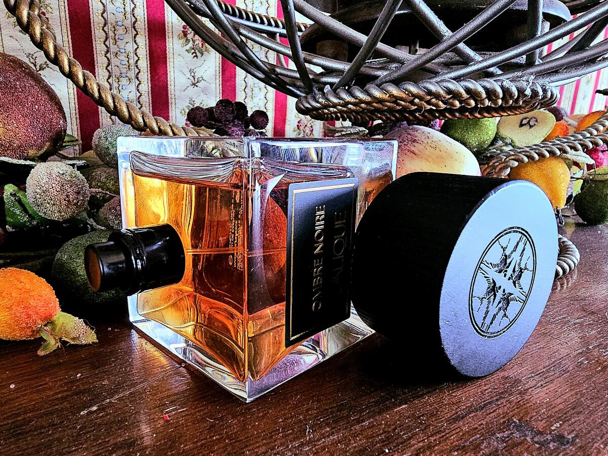 عطر ادکلن آمبر نوآر لالیک - Ombre Noire Lalique - بررسی، قیمت و خرید