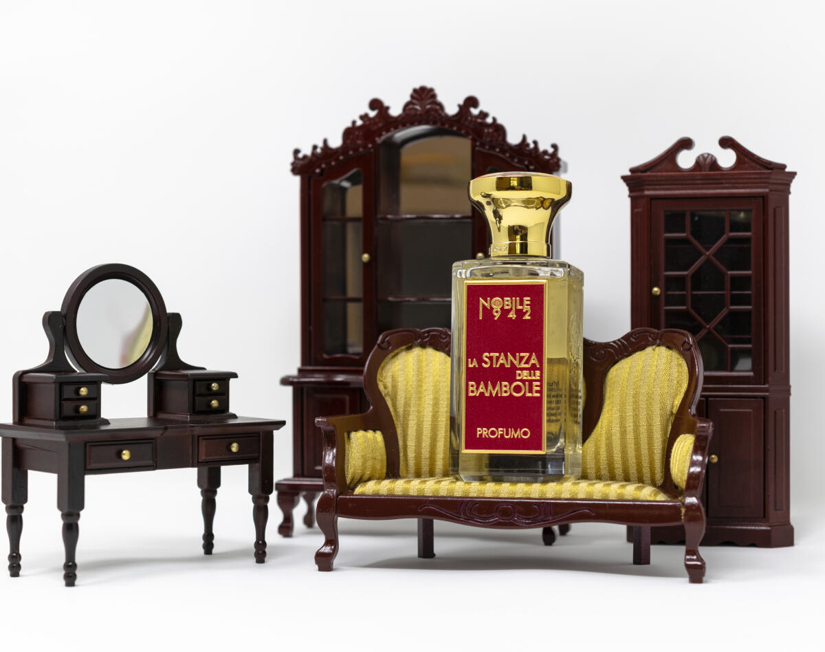 عطر ادکلن لاستانزا دله بامبوله نوبیل ۱۹۴۲ - La Stanza Delle Bambole Nobile 1942 - بررسی، قیمت و خرید