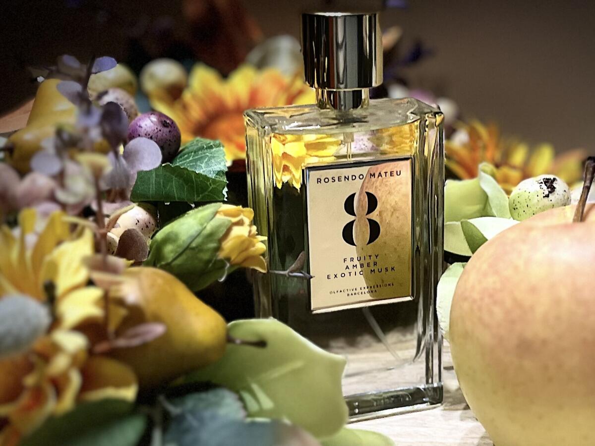 عطر ادکلن رزندو ماتئو نامبر ایت فروتی، امبر، اگزاتیک ماسک رزندو ماتئو اولفکتیو اکسپرشنز - Rosendo Mateu Nº 8 Fruity, Amber, Exotic Musk Rosendo Mateu Olfactive Expressions - بررسی، قیمت و خرید