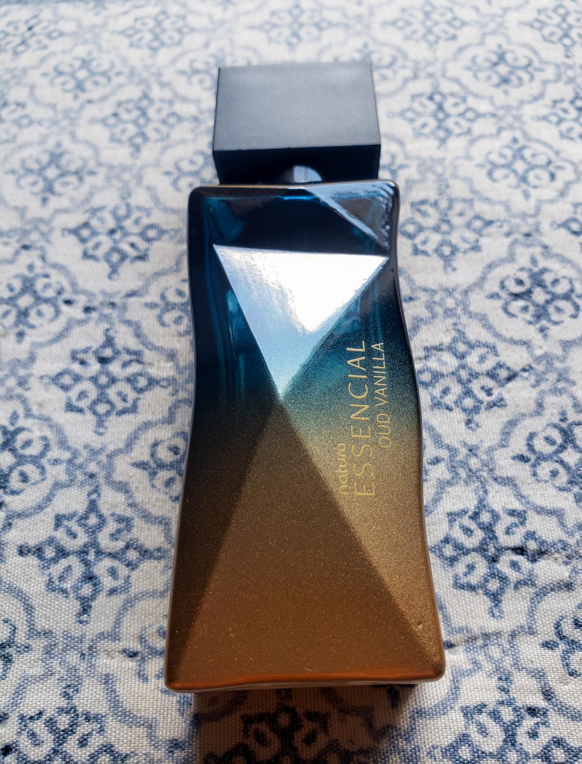 عطر ادکلن اسنشیال عود وانیلا ناتورا - Essencial Oud Vanilla Natura - بررسی، قیمت و خرید